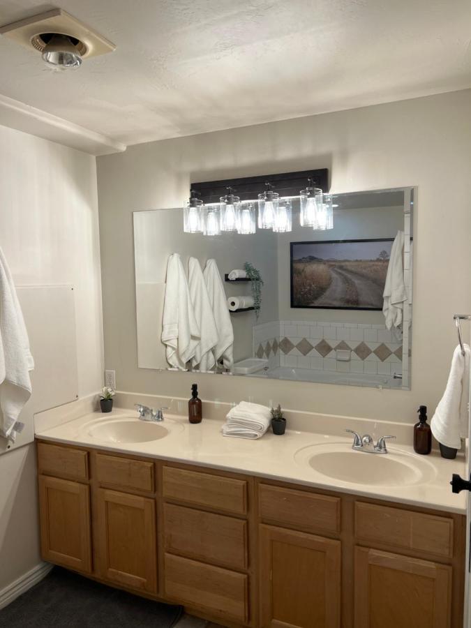 Above Ground Basement Apartment 2 Bedroom 1 B Retreat With Gorgeous View درابر المظهر الخارجي الصورة